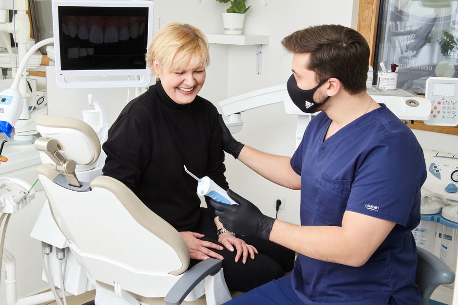 Лекар разговаря с пациент по време на преглед